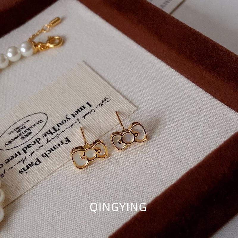 Elegant Mother-of-Pearl Cartoon Bow Earrings and Pearl Bracelet Set for Women