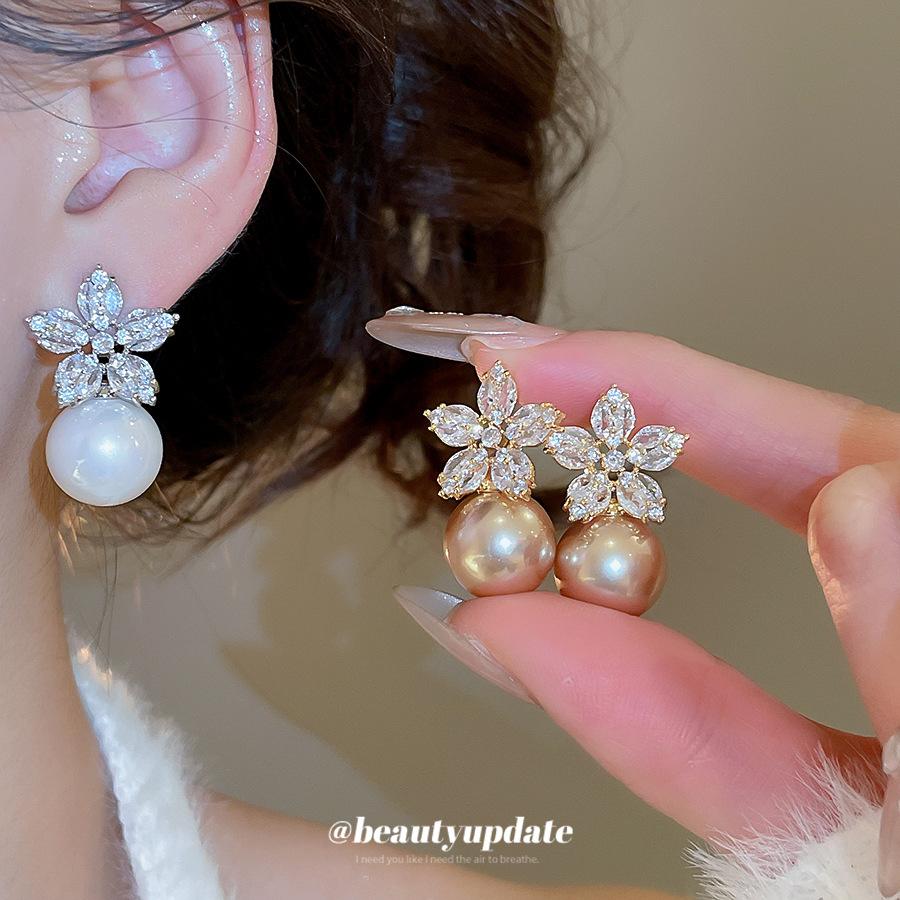 Round Flower Pearl Stud Earrings Retro Elegant Design Sense Niche Earrings Light Luxury Earrings