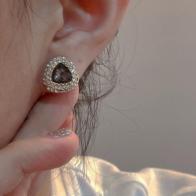 Retro black zircon stud earrings for women's niche light luxury simple design high-end autumn and winter versatile earrings women's ear jewelry