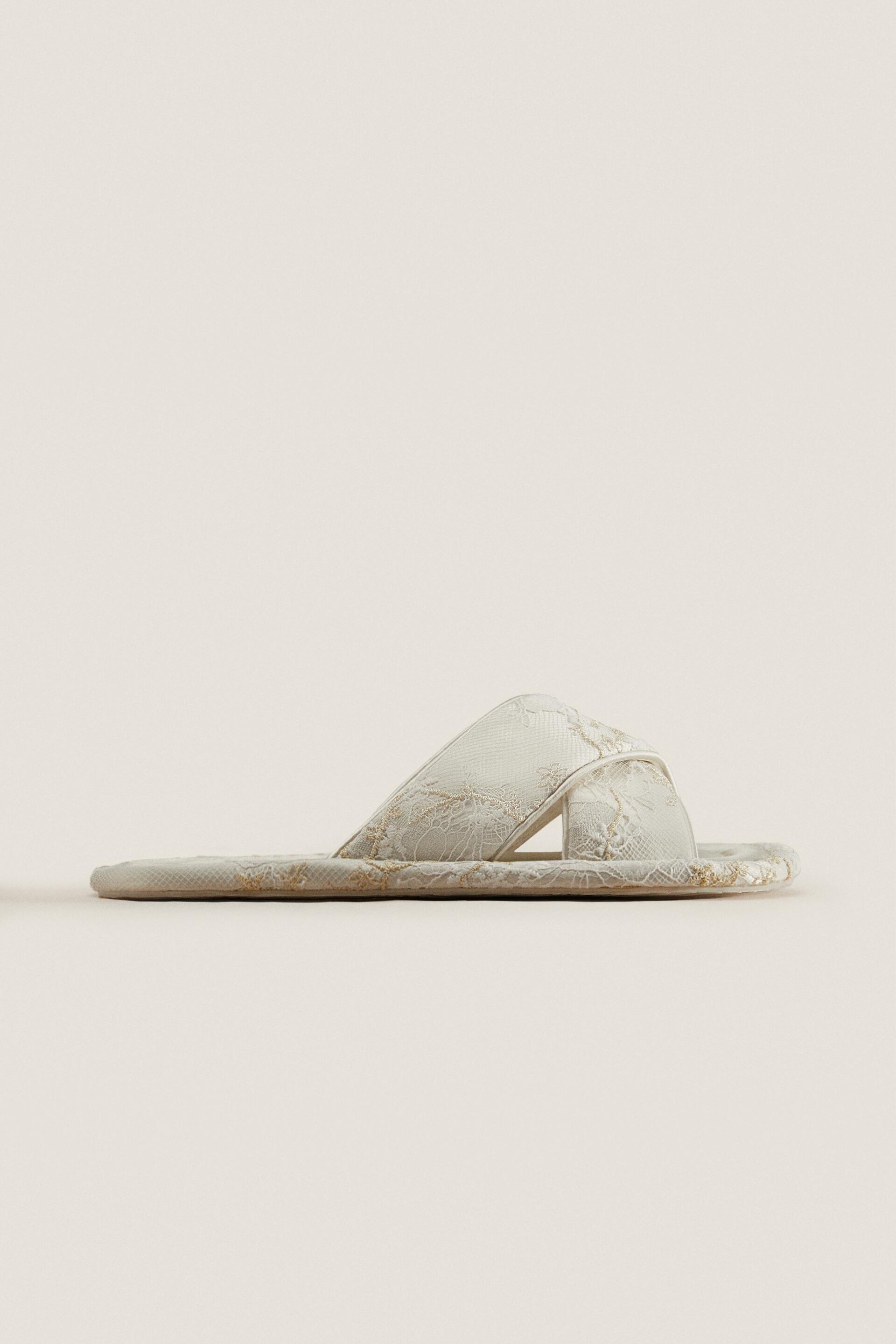 

ТАПОЧКИ С КРУЖЕВНЫМИ ДЕТАЛЯМИ