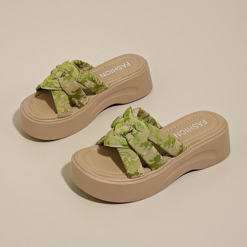 Thick-soled cool slippers for women's summer wear, new fashion with skirts, light and non-slip beach shoes, small people increase in height