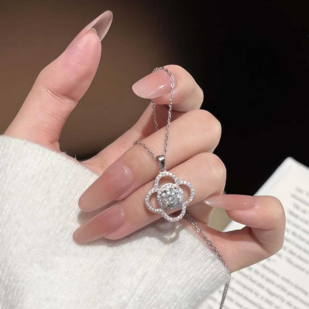 S925 Sterling Silver Four-Leaf Clover Necklace with Moissanite Pendant for Women - Colorfast Clavicle Chain, 1 Carat.