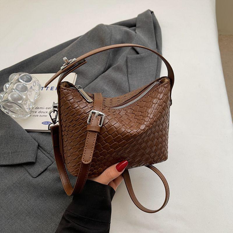 2025 Trendy Women's Woven Handbag: Summer Fashion Pillow Crossbody for Simple Commutes