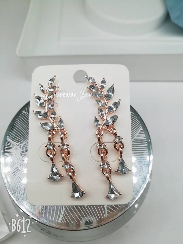 Korean version of the new sweet flash diamond pop leaf leaf tassel crystal water drop stud earrings B1