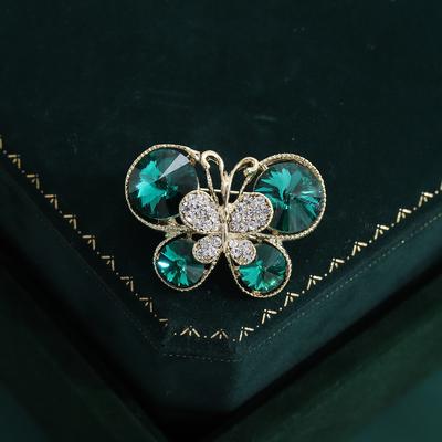 Boutique Roztomilý Límcový Špendlík s Motýlem Posetý Diamanty Brož Proti Světlu