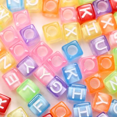 80 Stück 6mm Acryl Würfelanhänger Quadratischer Buchstabe Lose Perle für Schmuckherstellung DIY Armbandzubehör Handgefertigte Materialien