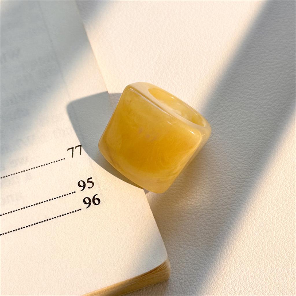 New Vintage Trendy Large Finger Rings For Women Exaggerated Amber Color Resin Temperament Geometric Finger Ring Punk Jewelry