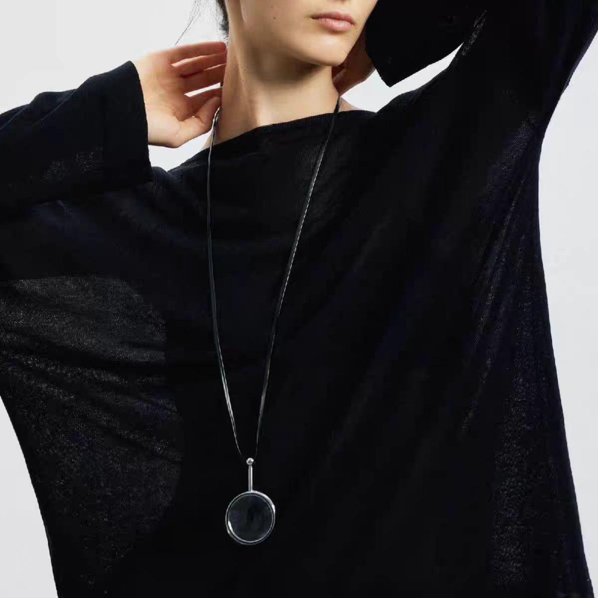 

Doudou Blogger Style Magnifying Glass Pendant Long Necklace - Unique Old Money Design with Leather Rope Sweater Chain for Women Electroplated