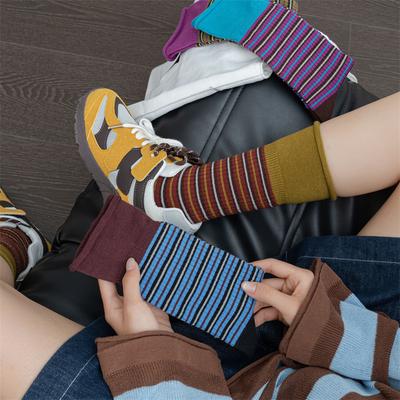 Herbst- und Winter-Colorblocking, Künstlerische und Retro-Streifen-Mittelwadensocken für Damenmode, Frotteesocken