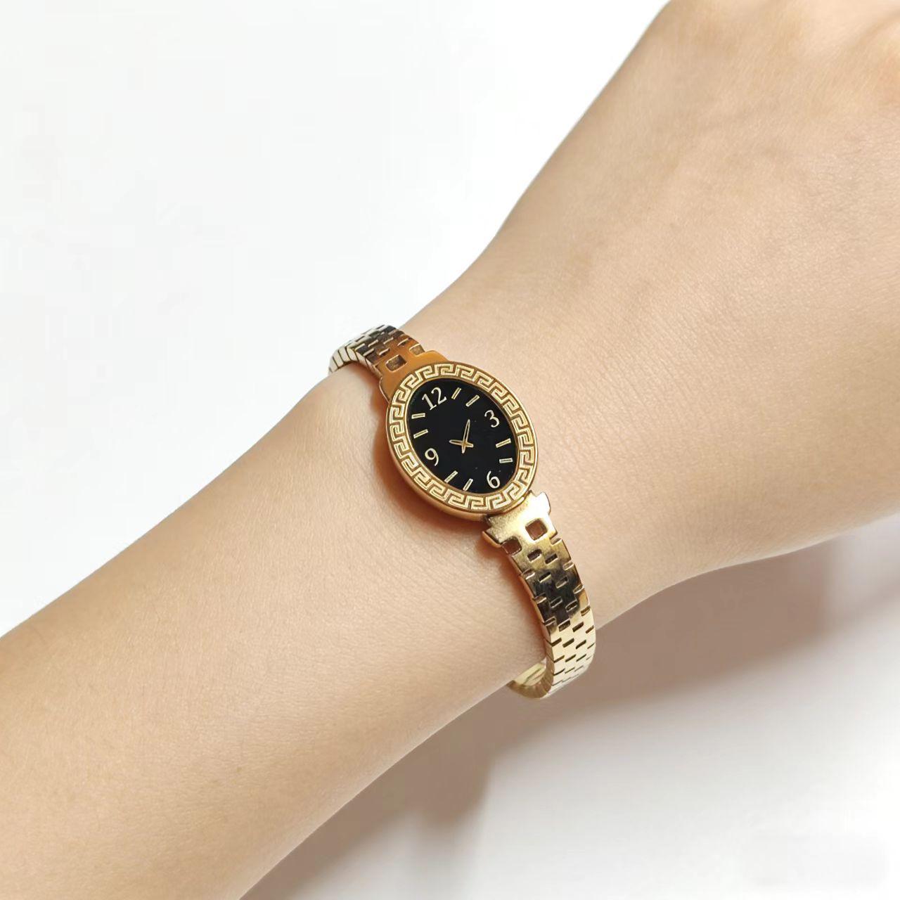 Браслет из титановой стали с римским циферблатом, не выцветающий: Роскошный браслет-часы с полым ремешком