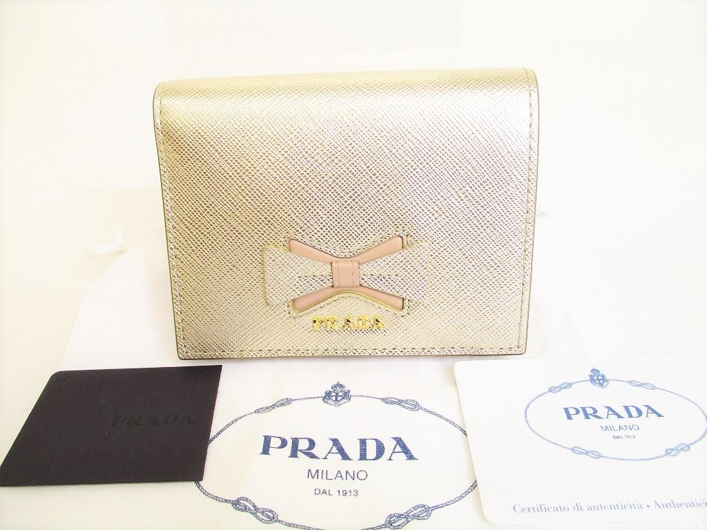 

Автентичний гаманець PRADA Saffiano Leather Ribbon Motif Bifold Wallet Compact Wallet №8850 Refurbished