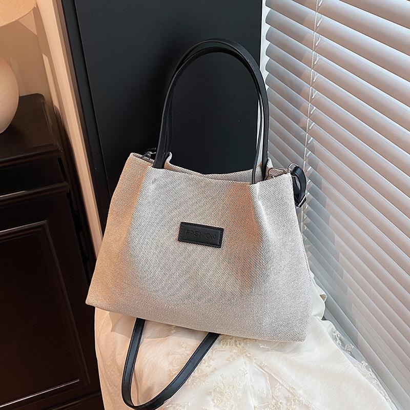 

Contrasting color bag women s 2025 early autumn new fashion texture popular foreign style commuting bucket tote bag Without pendant чёрный