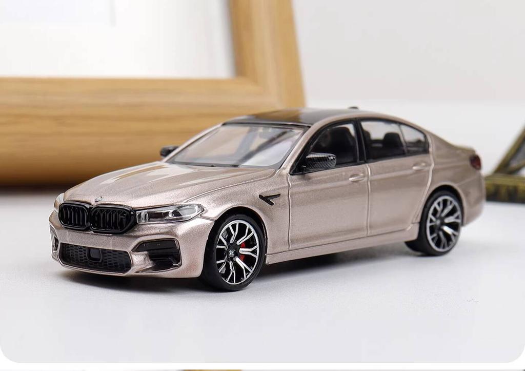 M5 F90 Four-Door Sedan Version MJ 1:64 Scale Alloy Car Model Collectible Black