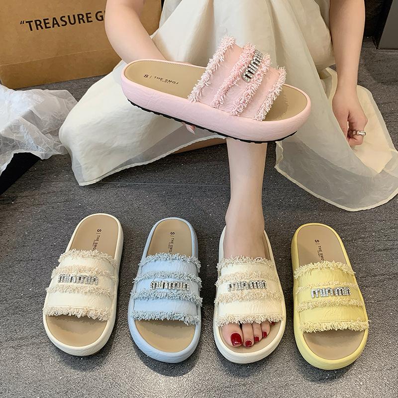 Thick-bottomed Xiaoxiangfeng slippers for women's summer wear 2025 new super beautiful fashion rhinestone muffin one-word beach sandals