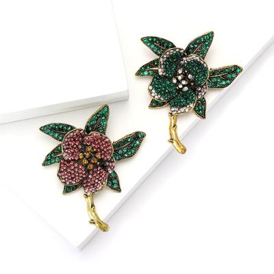 Hochwertige leichte Luxuslegierung Strass Blume Brosche Nische Exquisit Damen Anzug Mantel Korsage Schmucknadel