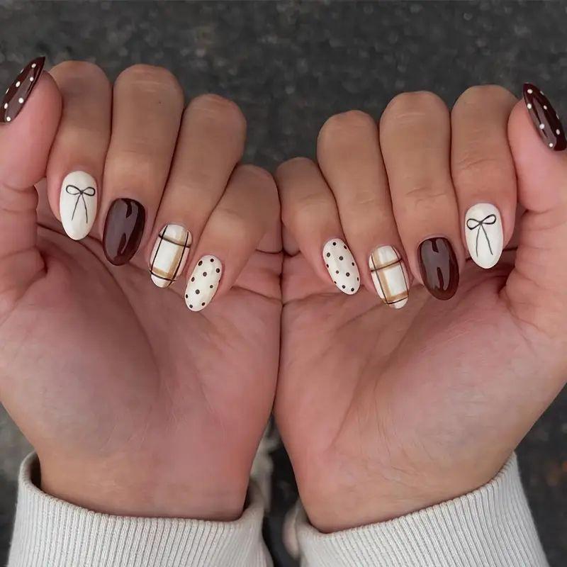 24 Stück Herbstbraune Französische Ovale Falsche Nägel Süße Schleife Polka Dots Muster Ovale Fake Nägel für Damen Mandel Press-on Nägel Spitze