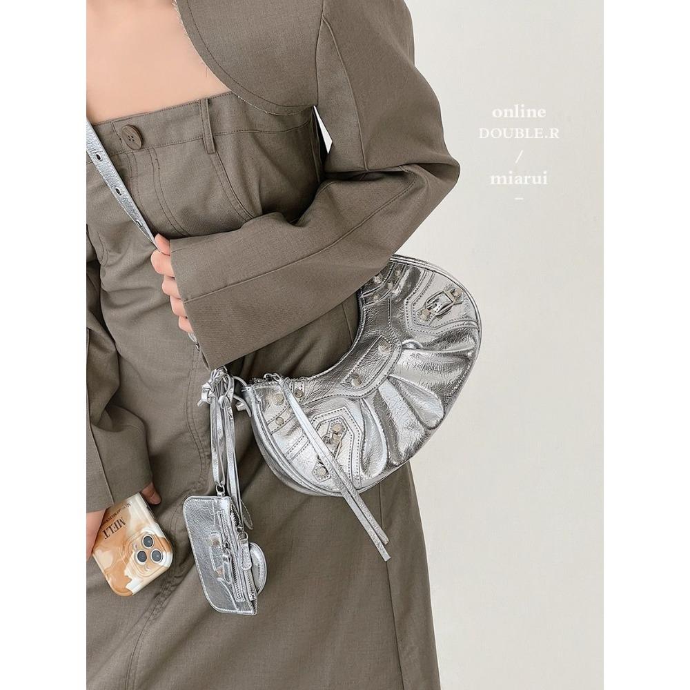 Locomotive bag, rivet tassel bag, pleated bag, punk style, underarm bag, fashion and high-end shoulder women's bag.