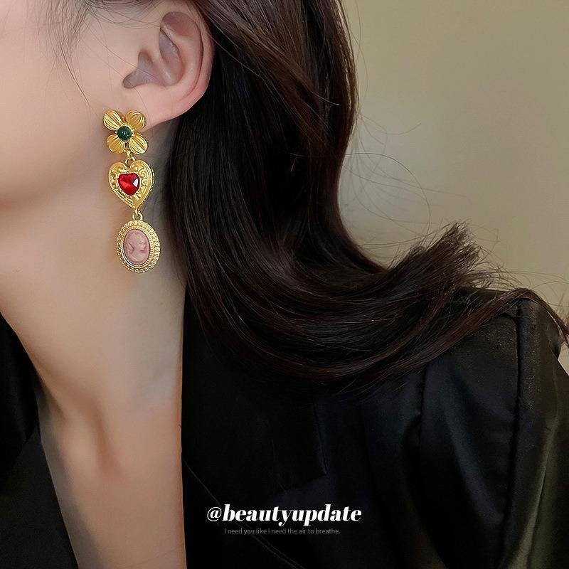 Medieval style flower portrait with diamond love necklace new retro court style temperament collarbone chain niche necklace women