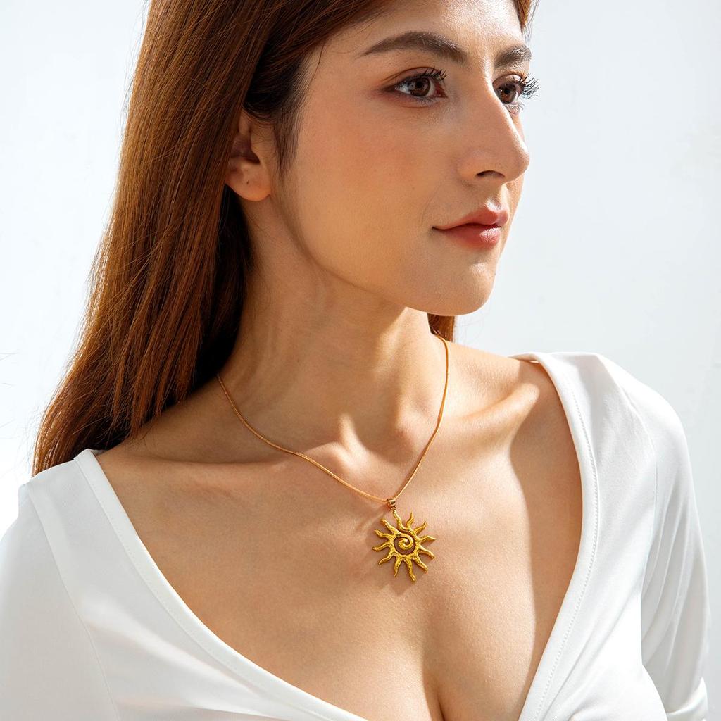 Fashionable and Minimalist Metal Spiral Sun Geometric Pendant Necklace Suitable for Women's Gatherings, Daily Matching Gifts