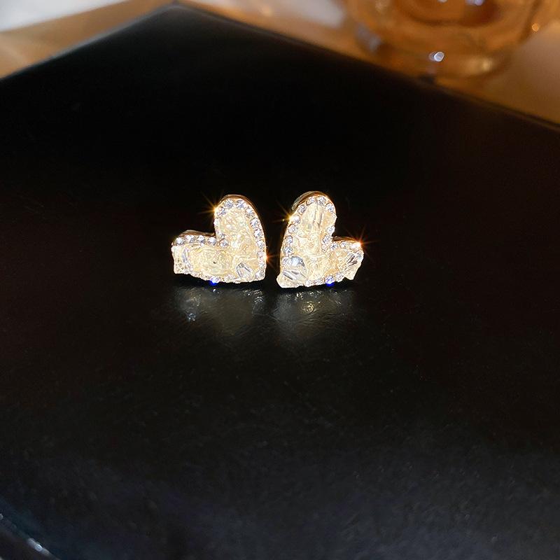 

Diamond-encrusted artificial crystal love stud earrings niche simple and small temperament stud earrings versatile earrings