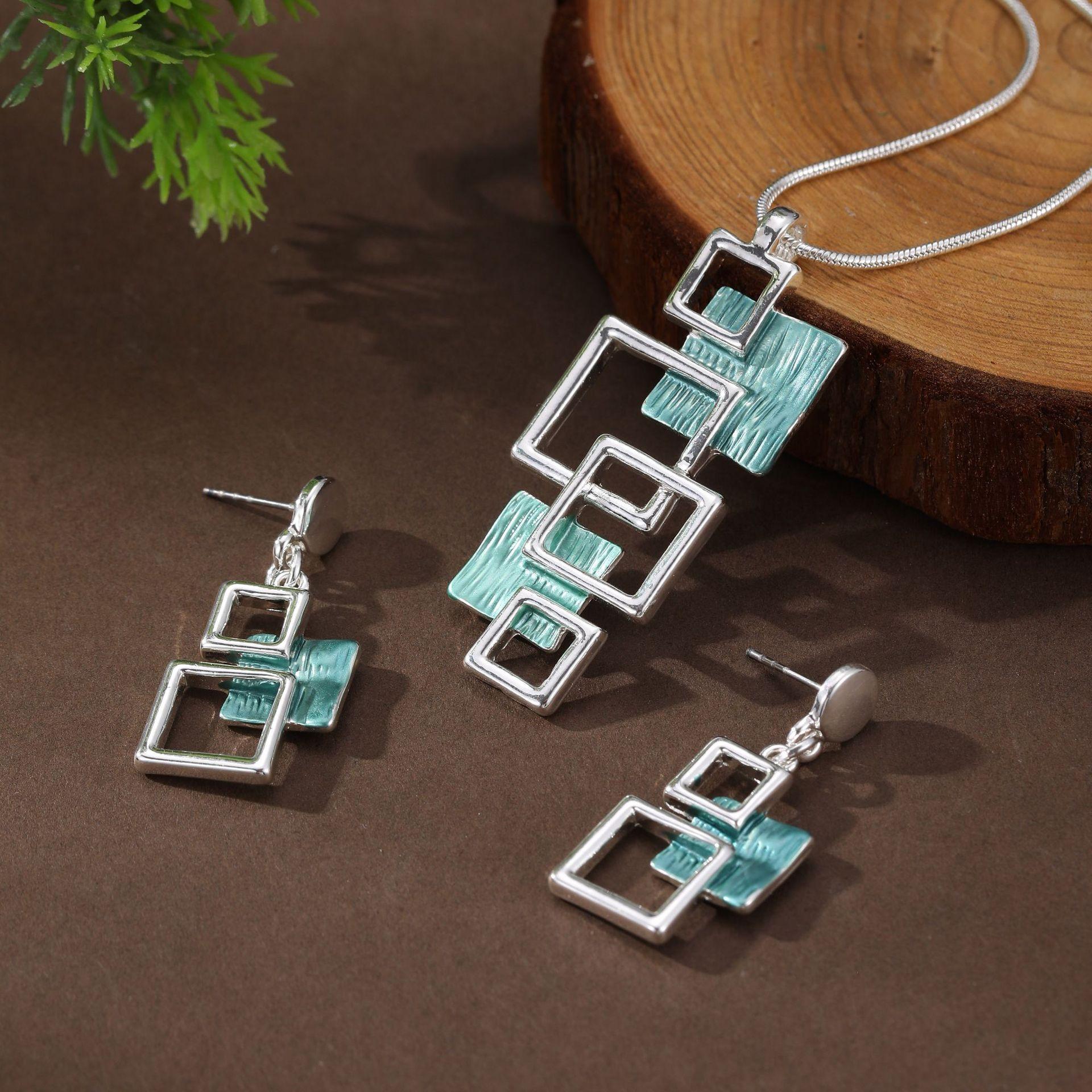 

Новый эмалевый цвет геометрический полый квадратный набор сережек-гвоздиков с подвеской, женское простое и высококлассное ожерелье