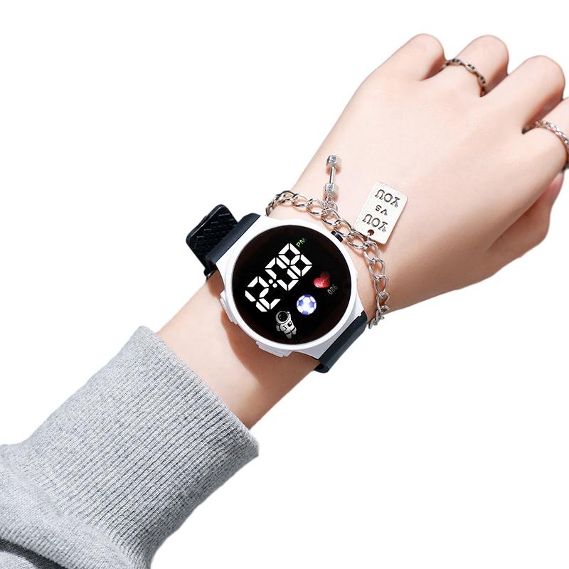 Montre électronique ronde populaire et élégante pour enfants avec design d'astronaute, high-tech et tendance