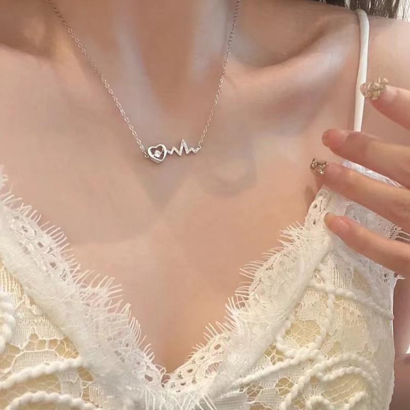 Heart Necklace: Women's Luxurious Niche Design, Elegant Clavicle Chain, Versatile Cool Style (2023).