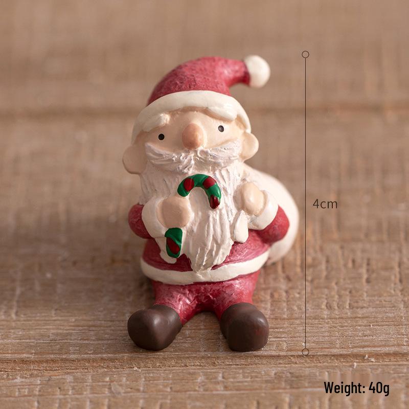 Creative Christmas Tree Decor: Wooden House Ornaments & Family Pendants