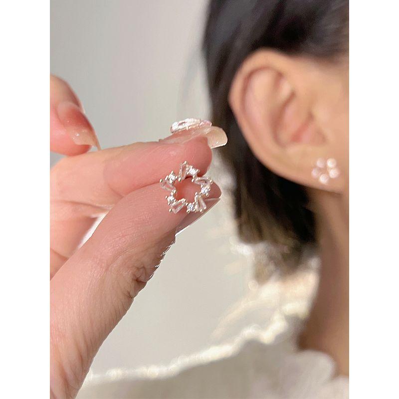 

Маленькая ледяная звезда | Забавный рассказ Звездный циркон Меньшинство Универсальные серьги-пусеты Вырез Осень и Зима Безболезненная клипса для ушей для женщин 925 Tremella Pin with Ear Holes