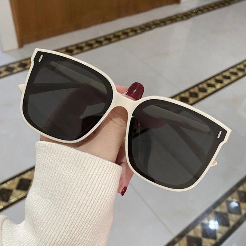 Chic Anti-UV Sunglasses: Trendy, High-End Shades for Women & Men