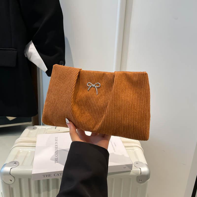 

Yogodlns Модний жіночий клатч Ins з вишивкою у вигляді бантика-метелика, міський простий стиль, вельветовий маленький однотонний гаманець 25x4x15cm коричневий