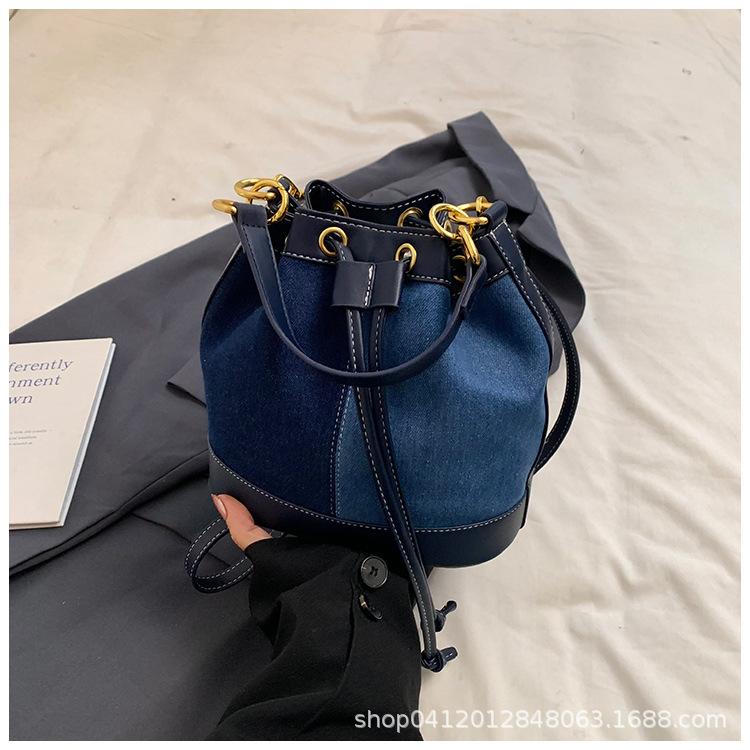 

Новая сумка-ведро из ПУ материала 2025 года, высококлассная маленькая сумка с ремешком на присоске, мини-маленькая сумка с лоскутным шитьем, наплечная сумка-мессенджер. темно-синий