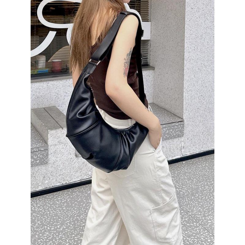 

2025 New South korea Popular High-Grade Large Capacity Shoulder Messenger Bag Idle Style Minimalist Horn Bag Women Black