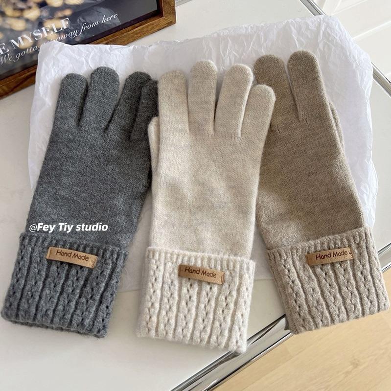 The Five Fingered Gloves for Women Keep Warm In Autumn and Winter. The Finger Touching Screen Has Holes To Protect Hands From The Cold