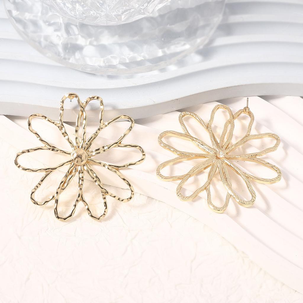 New exaggerated and fashionable hollow versatile alloy flower stud earrings, creative and simple daily commuting models