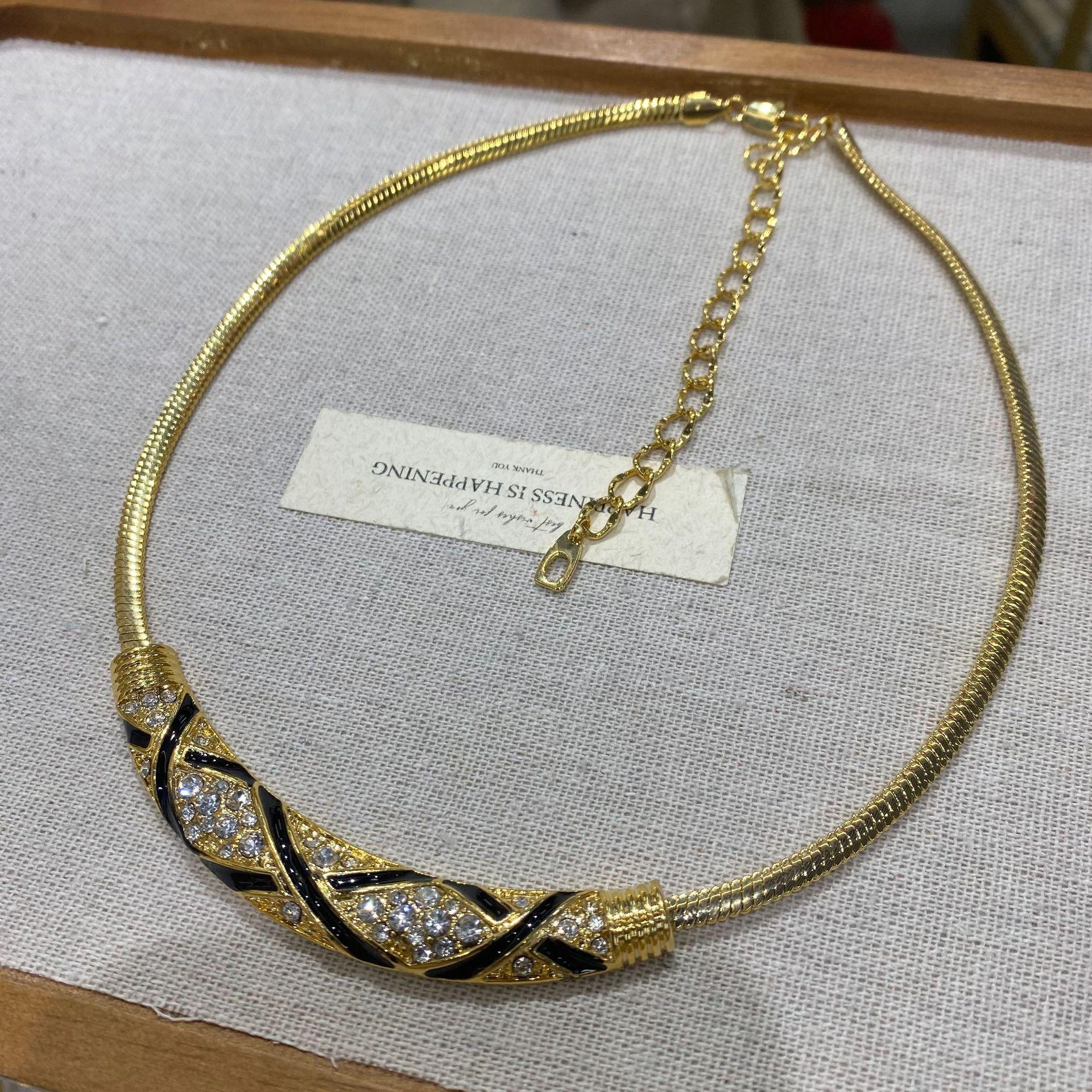 

Medieval Vintage Necklace, Black Striped Diamond-Set Curved Oil Drip Collarbone Chain, Light Luxury High-End Item Decoration