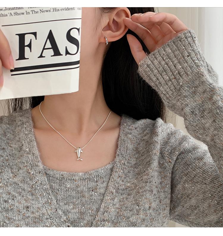 Cartoon Dolphin Pendant Necklace for Women - Small, Lightweight, Fashionable, Niche Design, High-End Clavicle Chain.