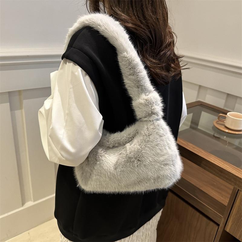 Trendy Soft Plush Shoulder Tote Bag For Women Ideal For Everyday Fashion And Casual Use