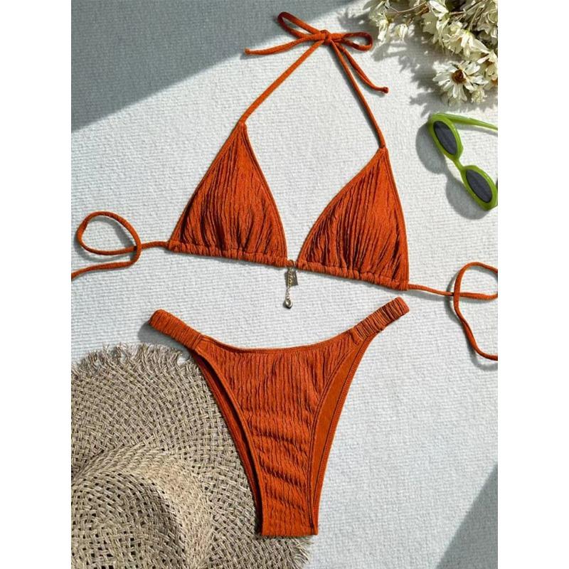 Bikini a Triangolo Rosa Testurizzato con Perizoma con Dettaglio Charm Costume da Bagno Due Pezzi