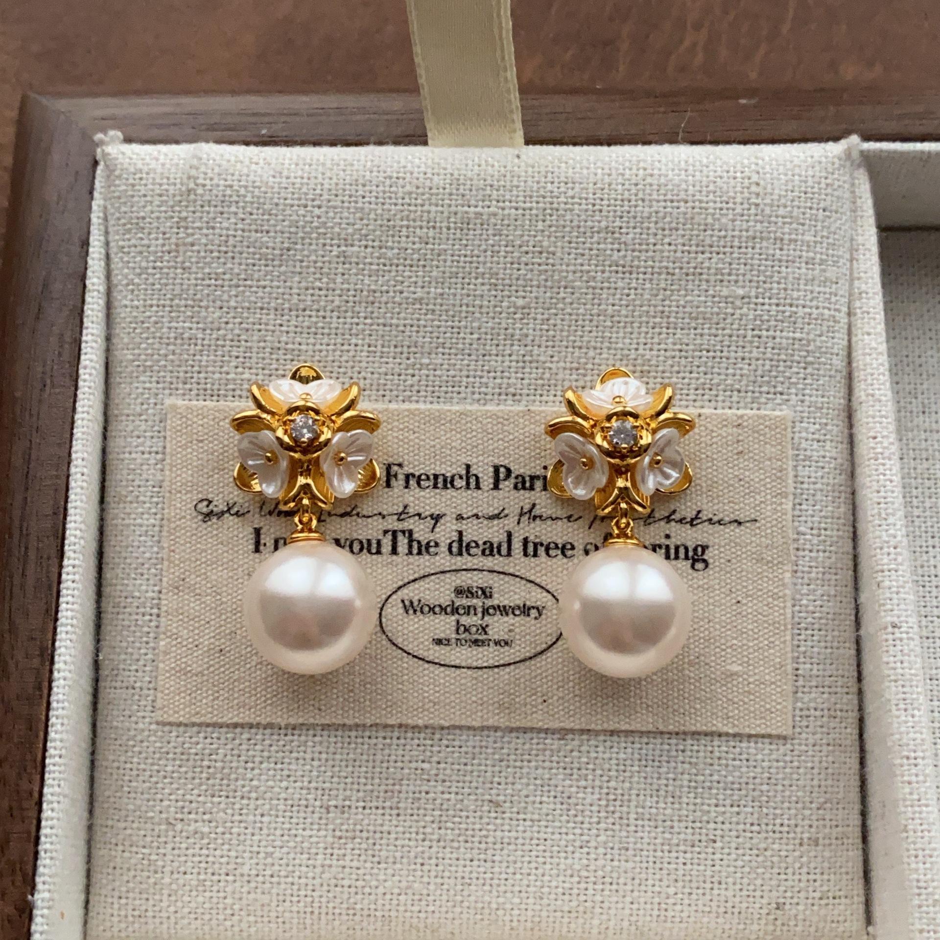 Classic three-dimensional flower cluster pearl stud earrings drooping elegant and smart pearl earrings high-grade elegant and versatile daily earrings