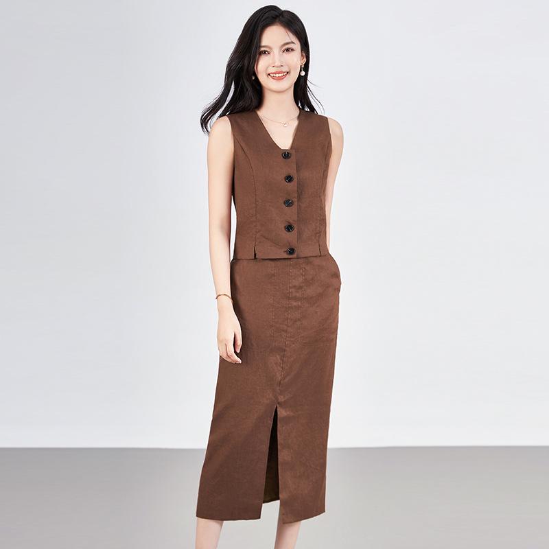 

2425408-Элегантный комплект из льняного жилета и юбки - женский, ранняя осень