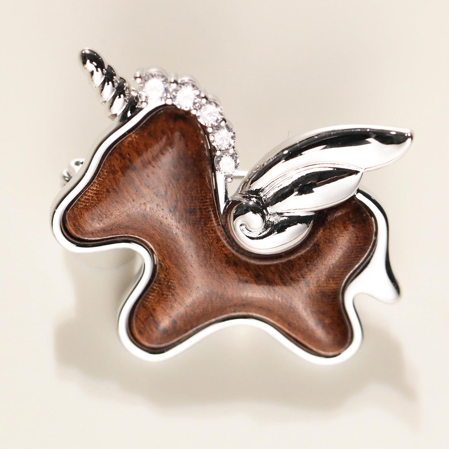 Solid Wood Zodiac Unicorn Pegasus Brooch: High-end Zirconia Pin Accessory