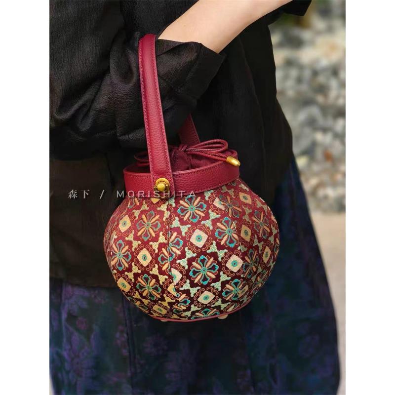 Handmade high-end goods~ Intangible Cultural Heritage fragrant cloud yarn silk national style lantern bag new Chinese high-end hand bag niche design