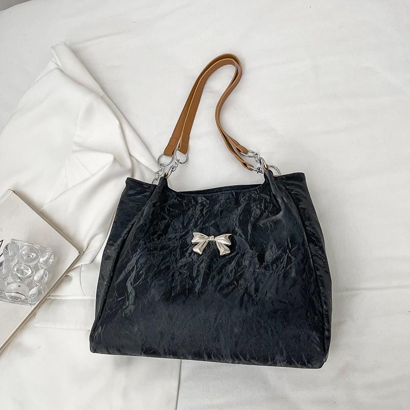 Stylish Commuter Tote Bag For Women With Elegant Butterfly Design And Spacious Capacity In Black And Pink чёрный