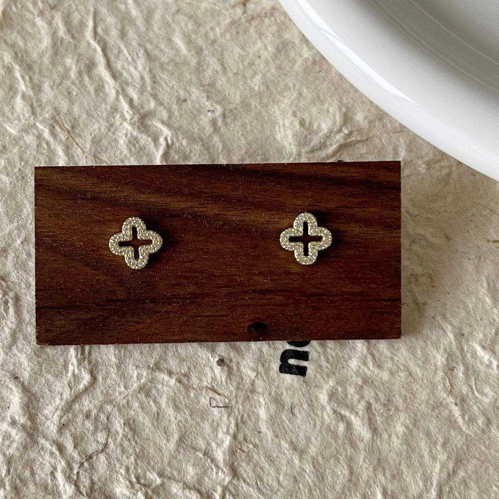 Sleep-friendly Four-Leaf Clover Stud Earrings for Women - Simple, Small, Comfortable Ear Jewelry