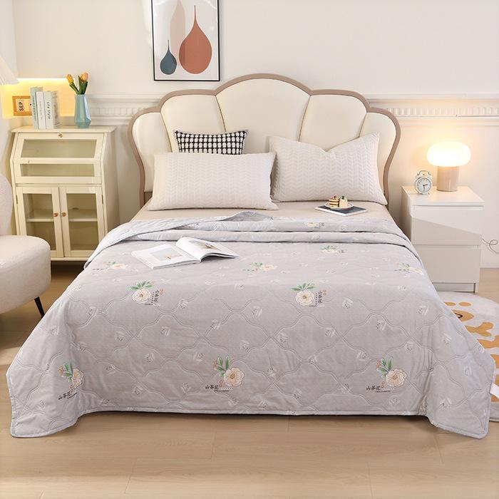 Ultrasonic Embossed Diamond Velvet Summer Quilt – Lightweight and Cool Gift Quilt