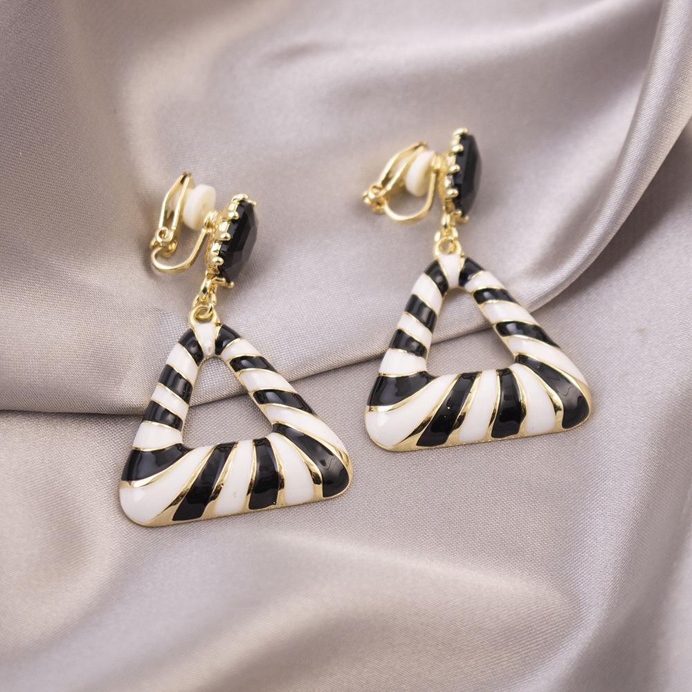 Elegant Clip-On Triangle Earrings for Non-Pierced Ears - Versatile, Light Luxury for Everyday Wear.