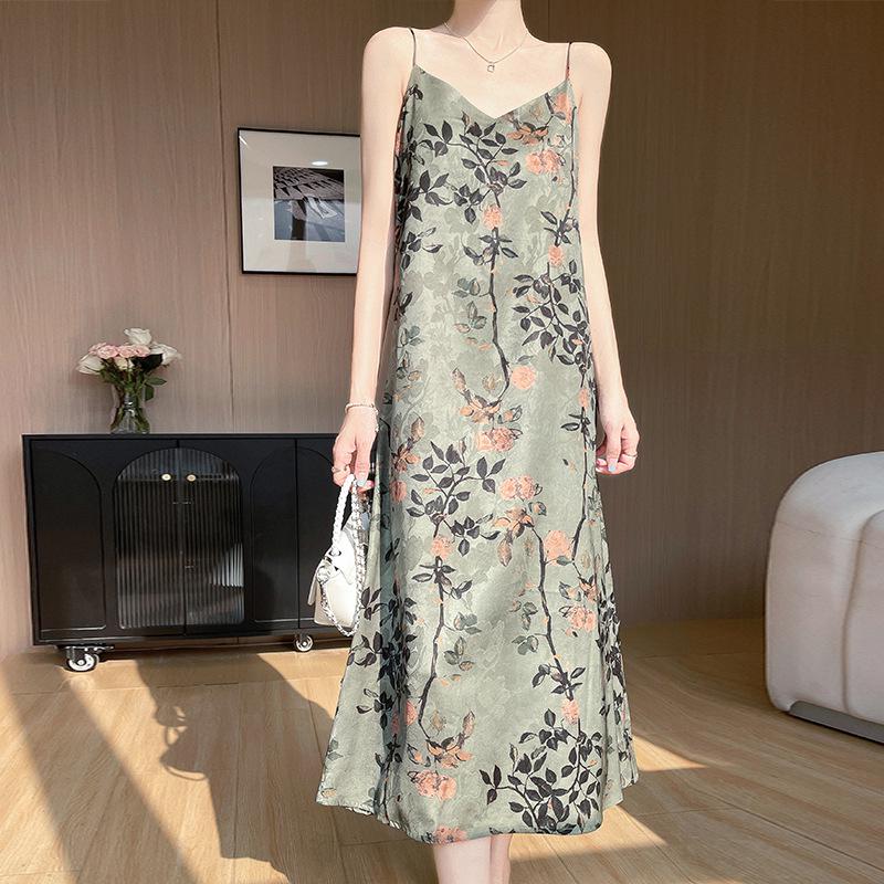 

2025 Summer Women s V-Neck Jacquard Xiangyun Yarn Ice Silk Strap Maxi Dress M