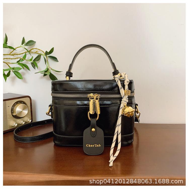 

Корейская версия высококлассной портативной коробки маленькая квадратная сумка женская 2025 новая модная популярная нишевая дорожная сумка на плечо мессенджер чёрный