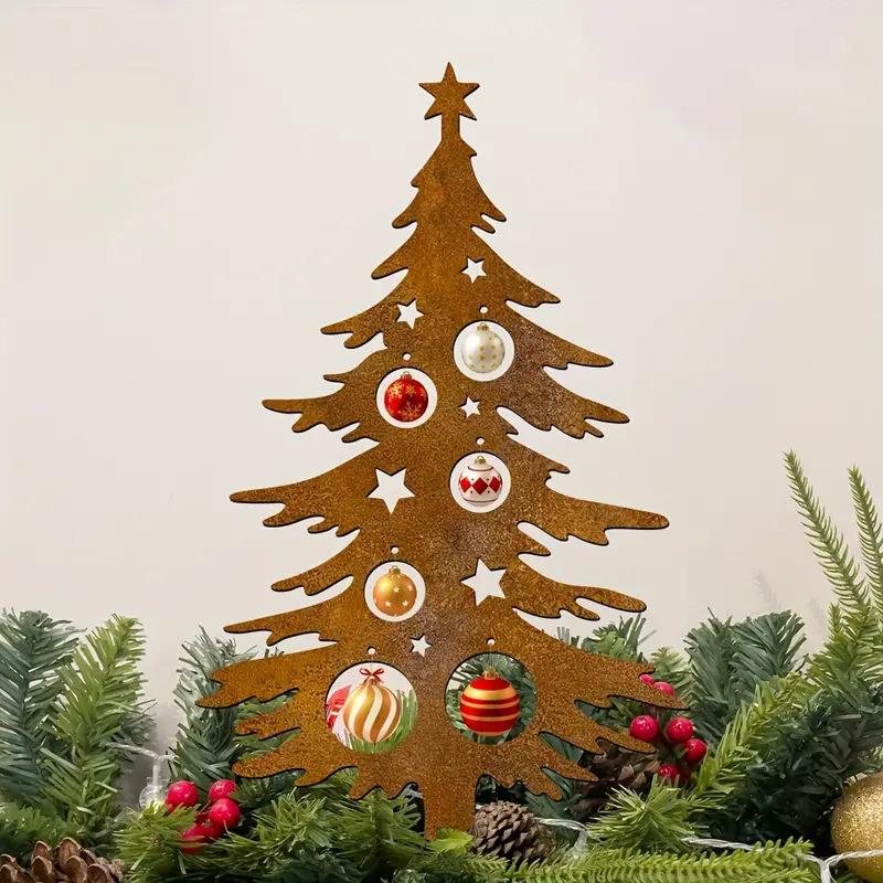Vintage rostiger Metall-Weihnachtsbaum-Gartenständer mit Sternen und Dekorationen, entworfen für die Feiertagsdekoration